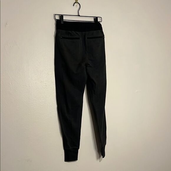 lululemon athletica gray and Black Happy Yin Year‎ Sweatpants Size 4 - Picture 5 of 7